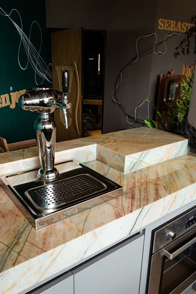 Kamenný ostrůvek s barovým pultem z přírodního kamene v restauraci