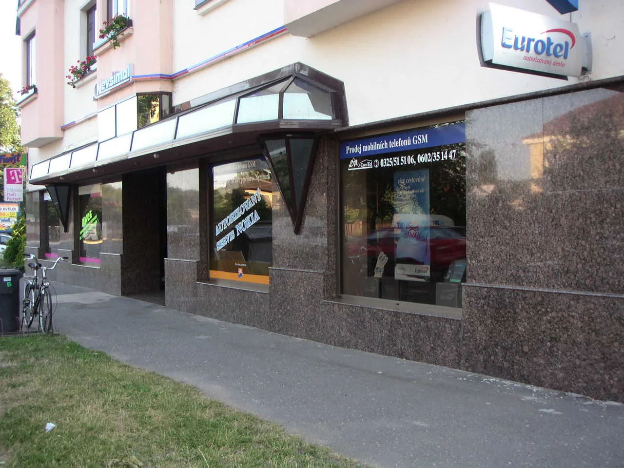 Fasádní obklad z tmavého kvarcitu na moderním domě s plochou střechou