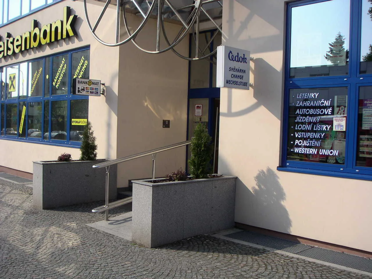 Moderní fasáda s páskovým kamenným obkladem — horizontální vzor