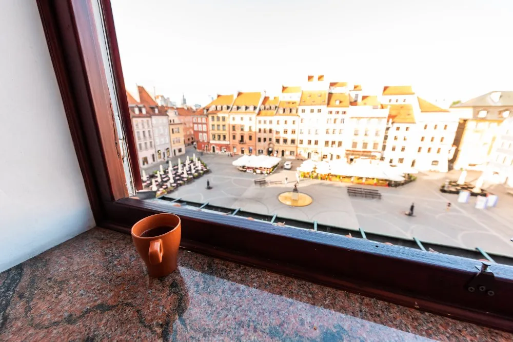 Kamenný parapet z tmavé žuly v kombinaci s bílou omítkou