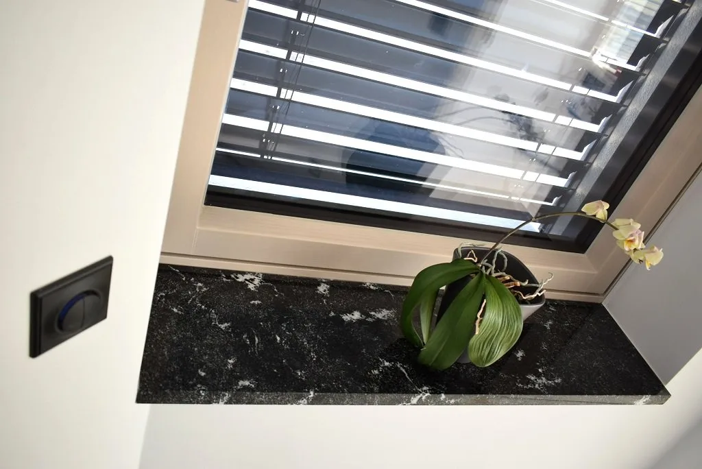Vnitřní parapet z kvarcitu s matným povrchem — detail hrany