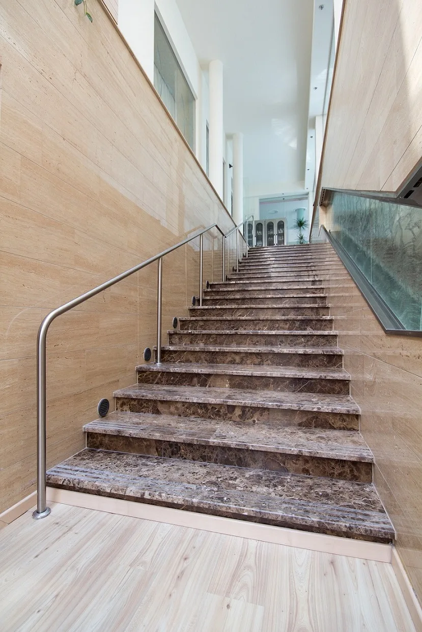 Renovace schodiště — kamenné obložení betonového podkladu ze žuly