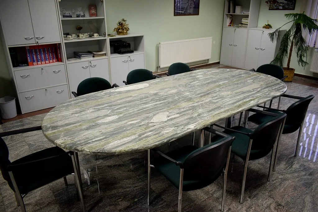 Jídelní stůl s deskou z travertinu v kombinaci s dřevem