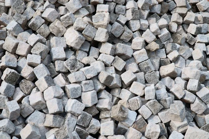 Žulové dlažební kostky 10×10×10 cm na příjezdové cestě k rodinnému domu