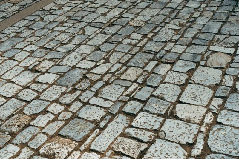 Žulové kostky jako obrubník a dlažba v zahradní cestě