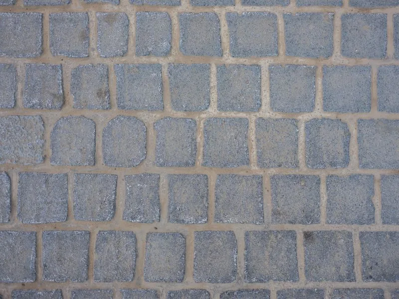 Příjezdová cesta z žulových kostek s betonovým obrubníkem