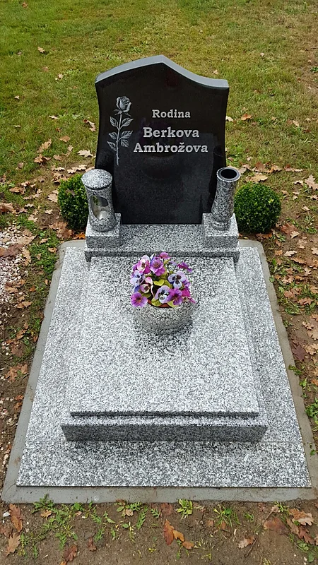 Urnový hrob z přírodního kamene