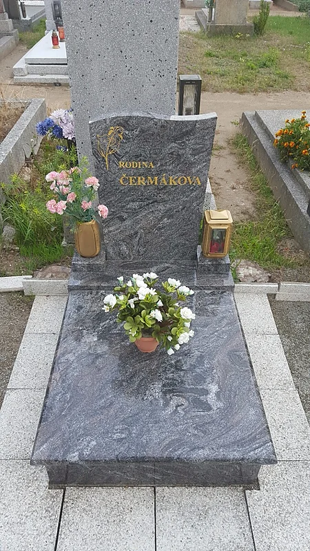 Urnový hrob z přírodního kamene