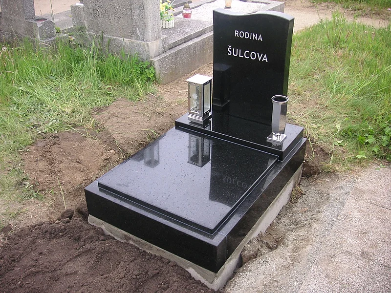 Urnový hrob z přírodního kamene