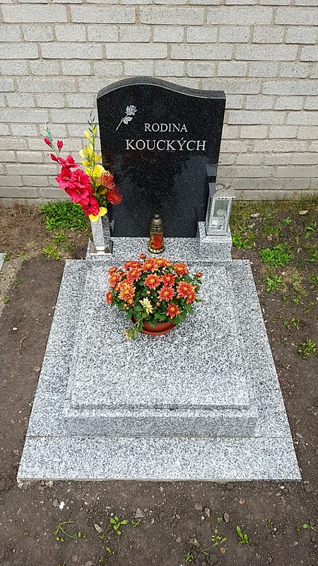 Urnový hrob z přírodního kamene