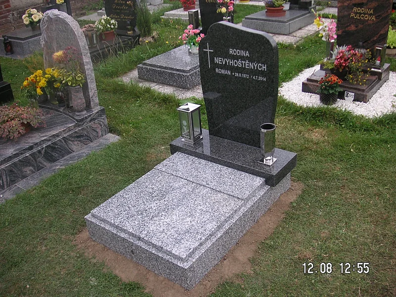 Urnový hrob z přírodního kamene