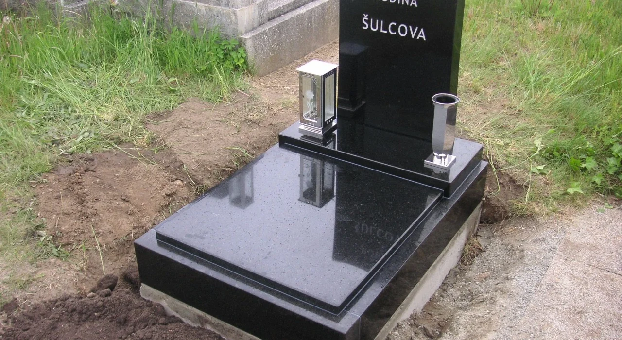Urnové hroby z přírodního kamene