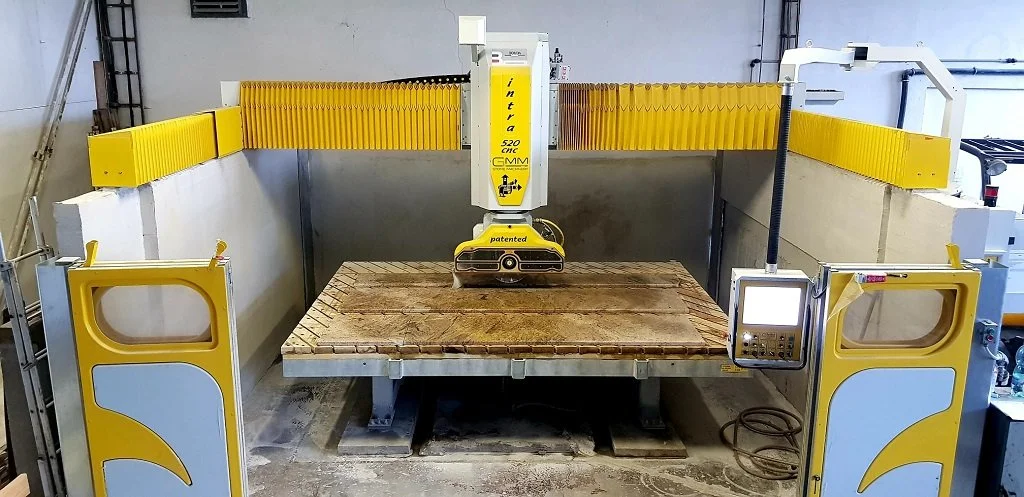 CNC mostová pila GMM Intra 520 — řeže mramorové desky