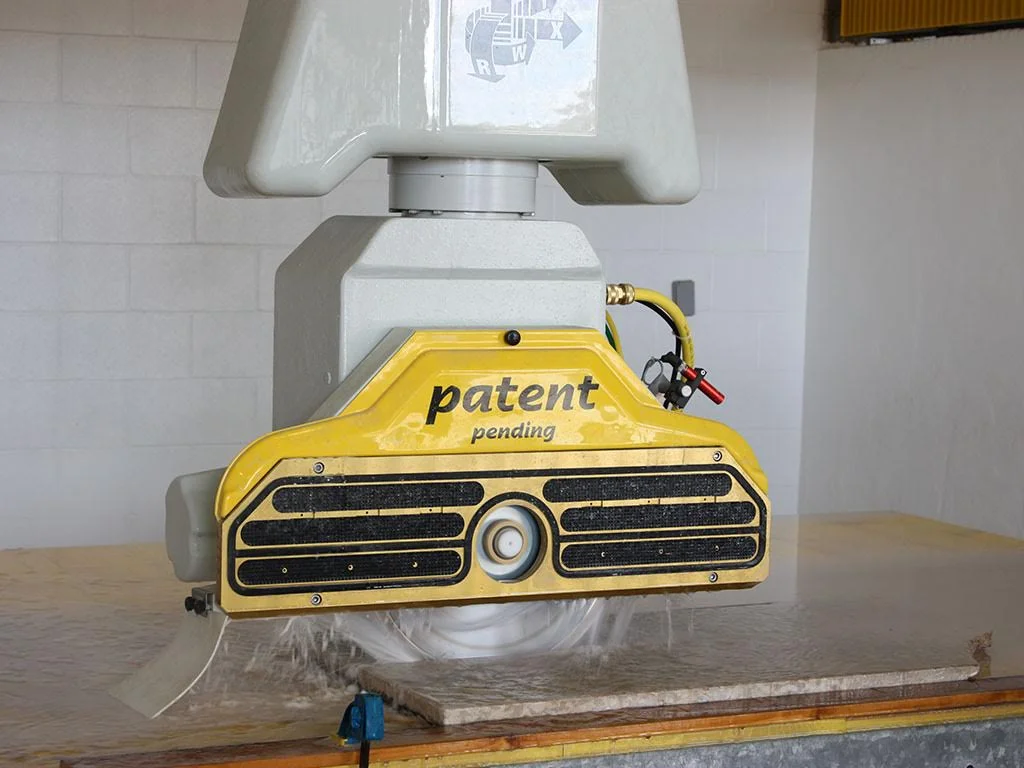 Detail CNC řezací hlavy při opracování kamene