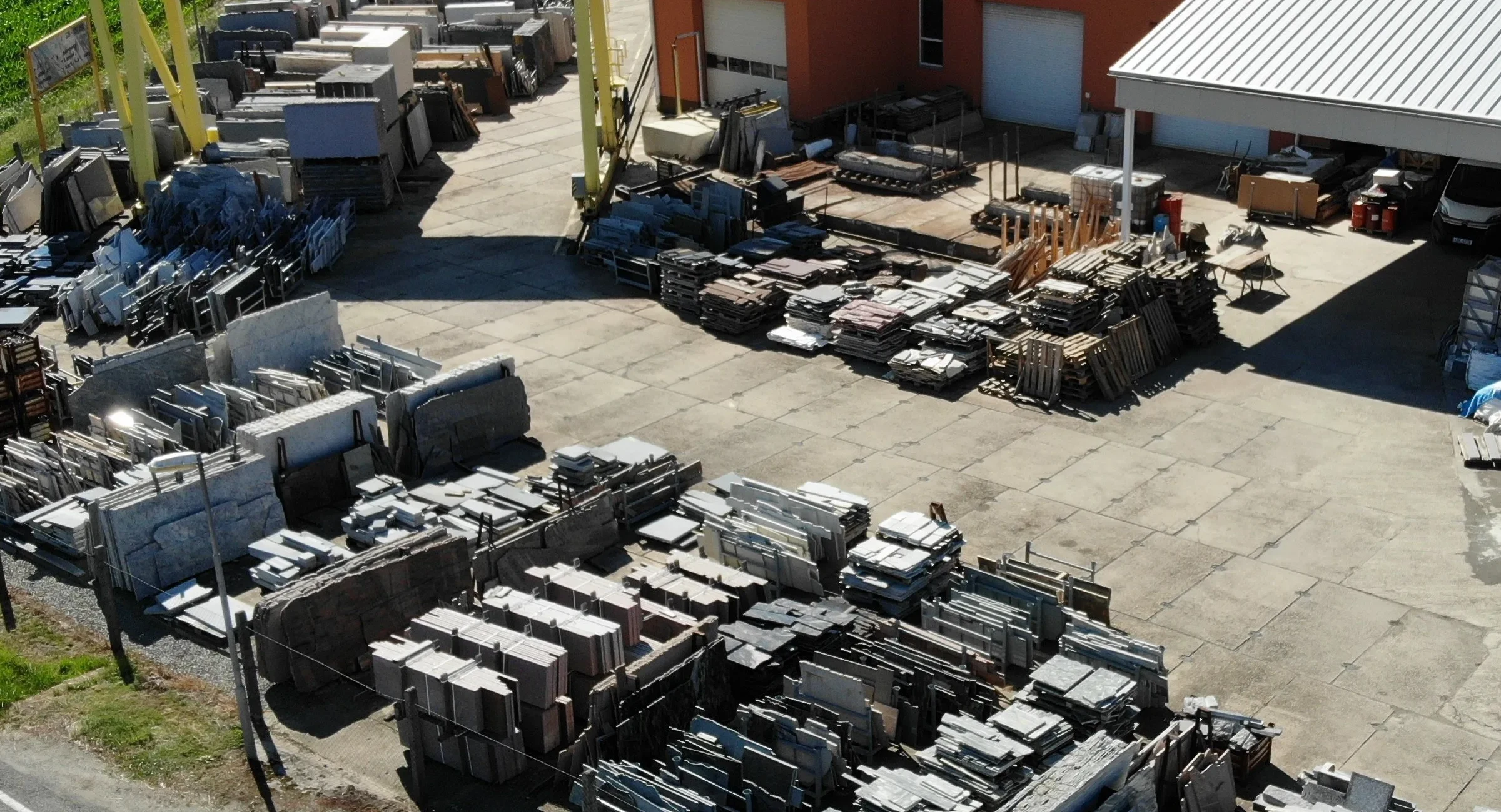 Zásoby přírodního kamene — letecký pohled na sklad TOP GRANITE